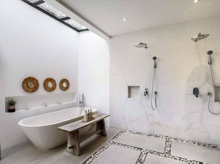 Seminyak Villa Nabi: Bathroom with two showers and a bathtub