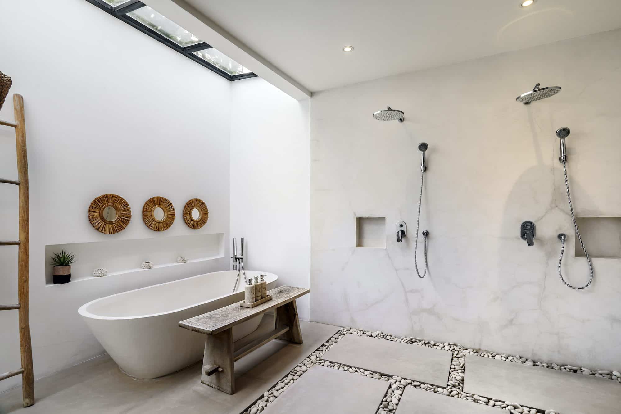 Seminyak Villa Nabi: Bathroom with two showers and a bathtub