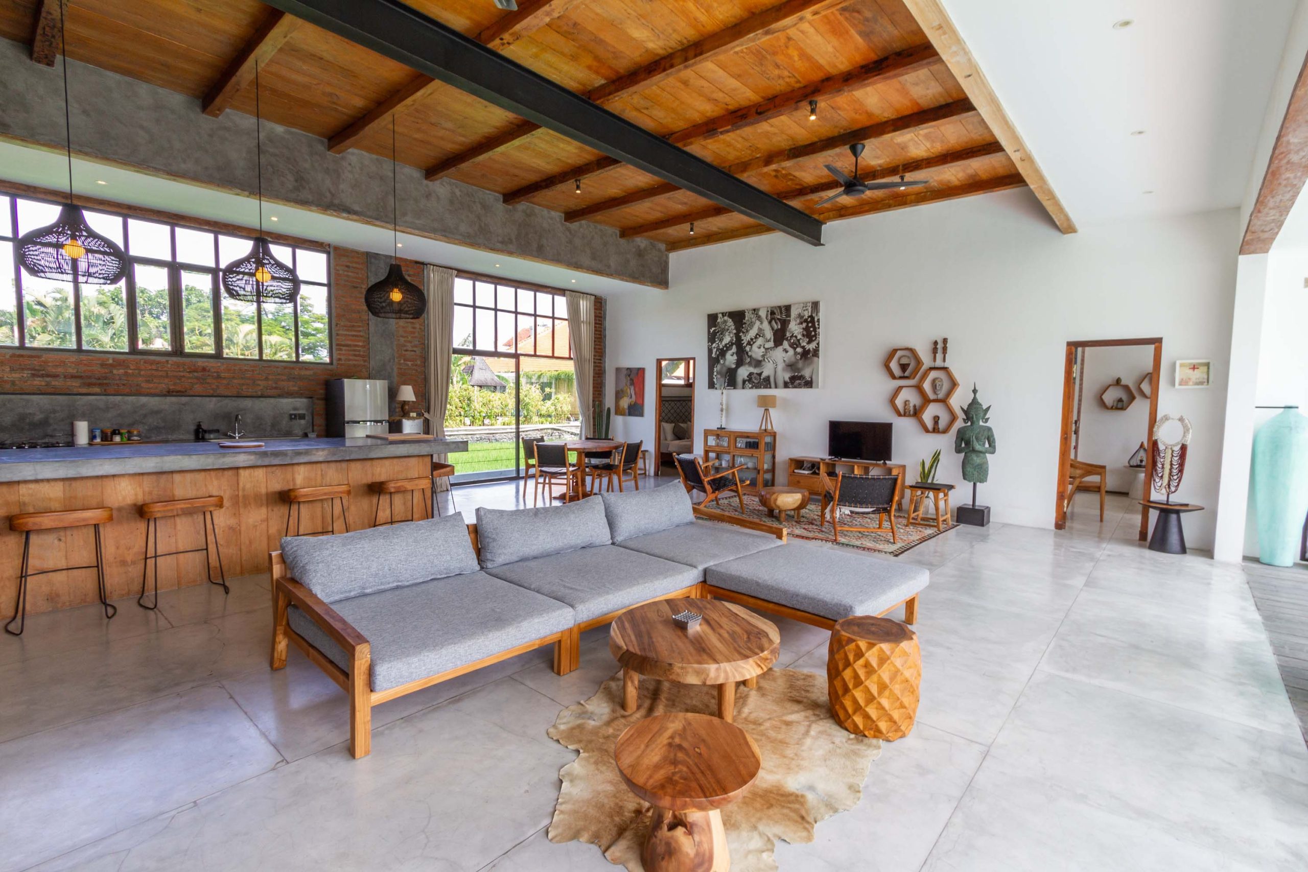 Villa Maje - Living area with TV and Ricefield View