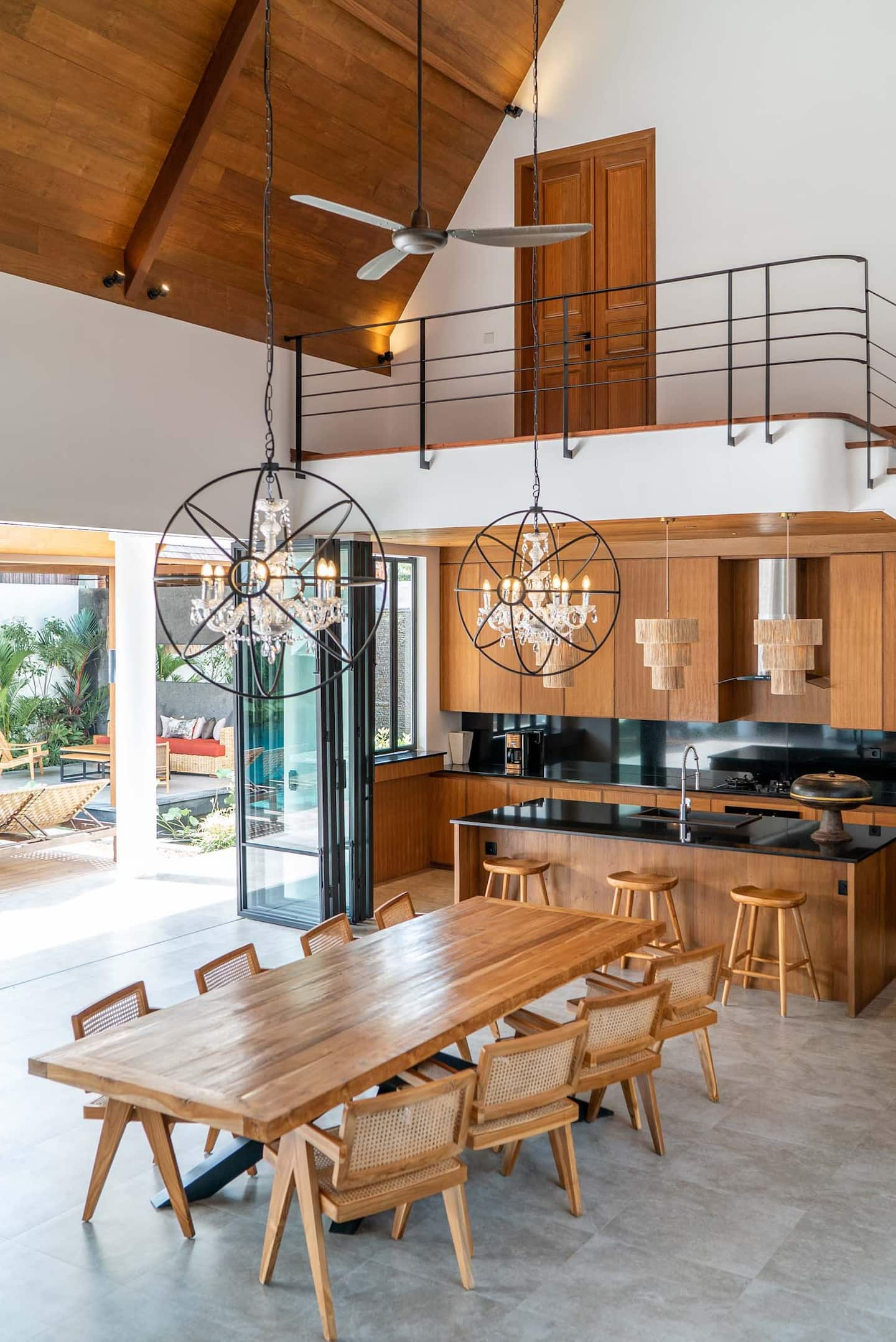 Alfred in Bali - Villa Nusantara Kitchen and Dining area