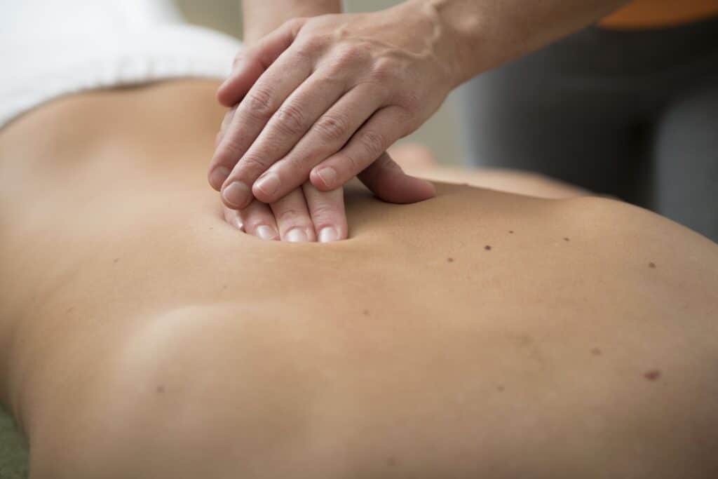 Bali massage with pressure in the back