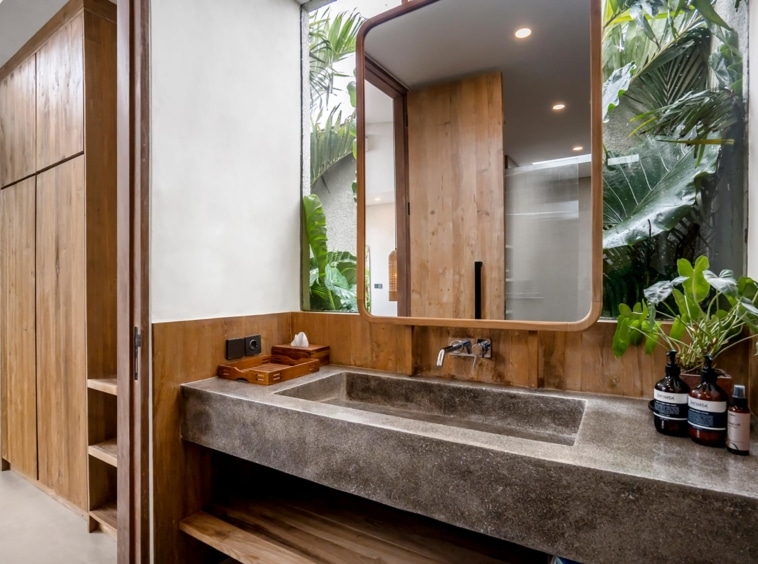 Uluwatu Villa Blue Kai - Mirror in the bathroom